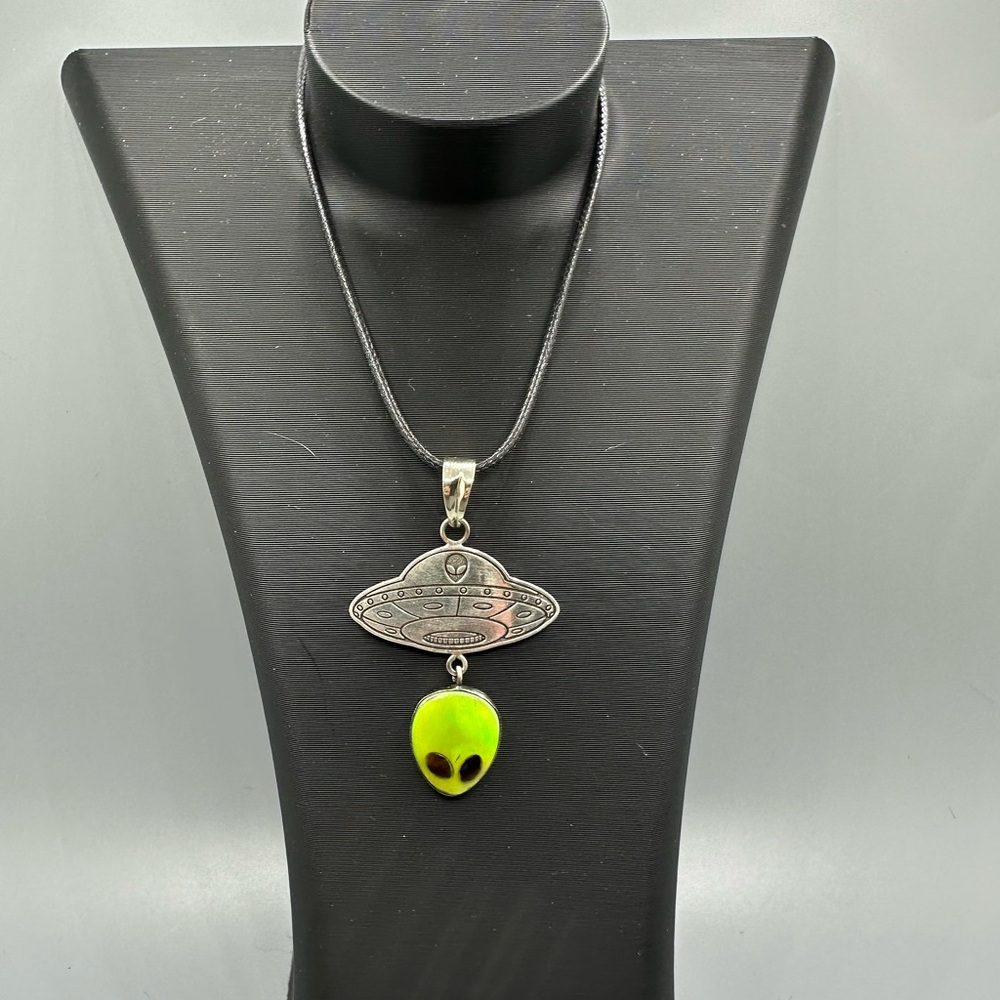 👽 Sterling Silver 925 Green Opal Alien Spaceship 🛸 Necklace Pendant Handmade UFO - Picture 3 of 7